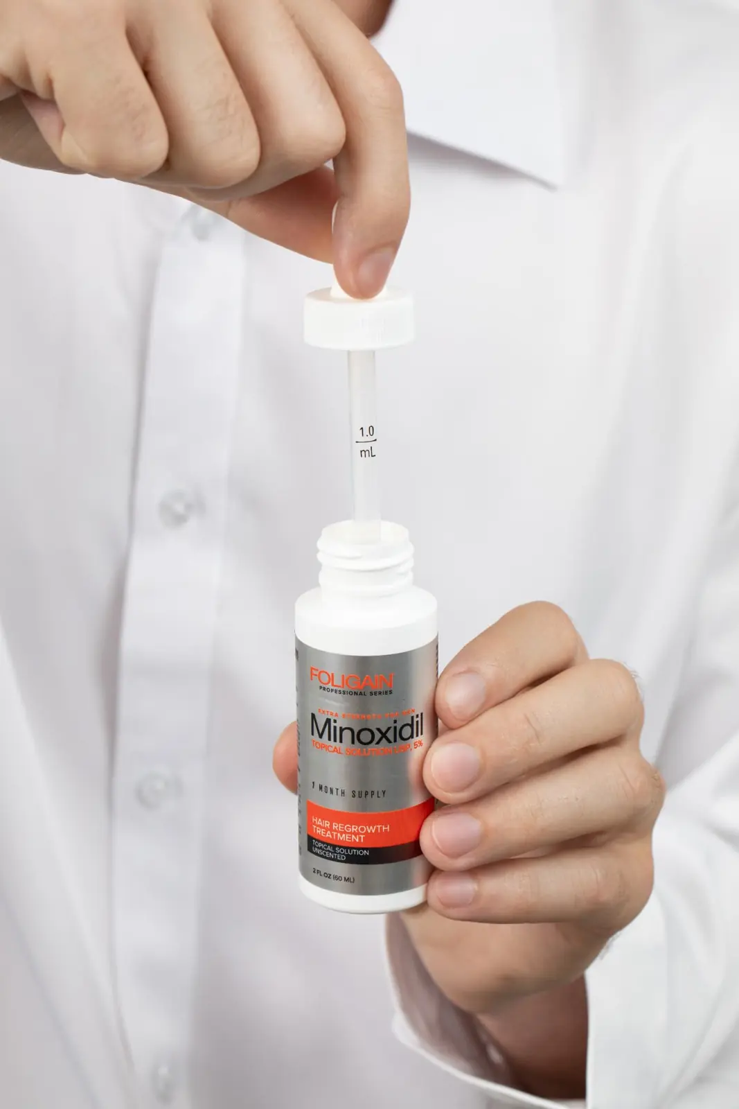 Opening a FOLIGAIN® Minoxidil dropper bottle