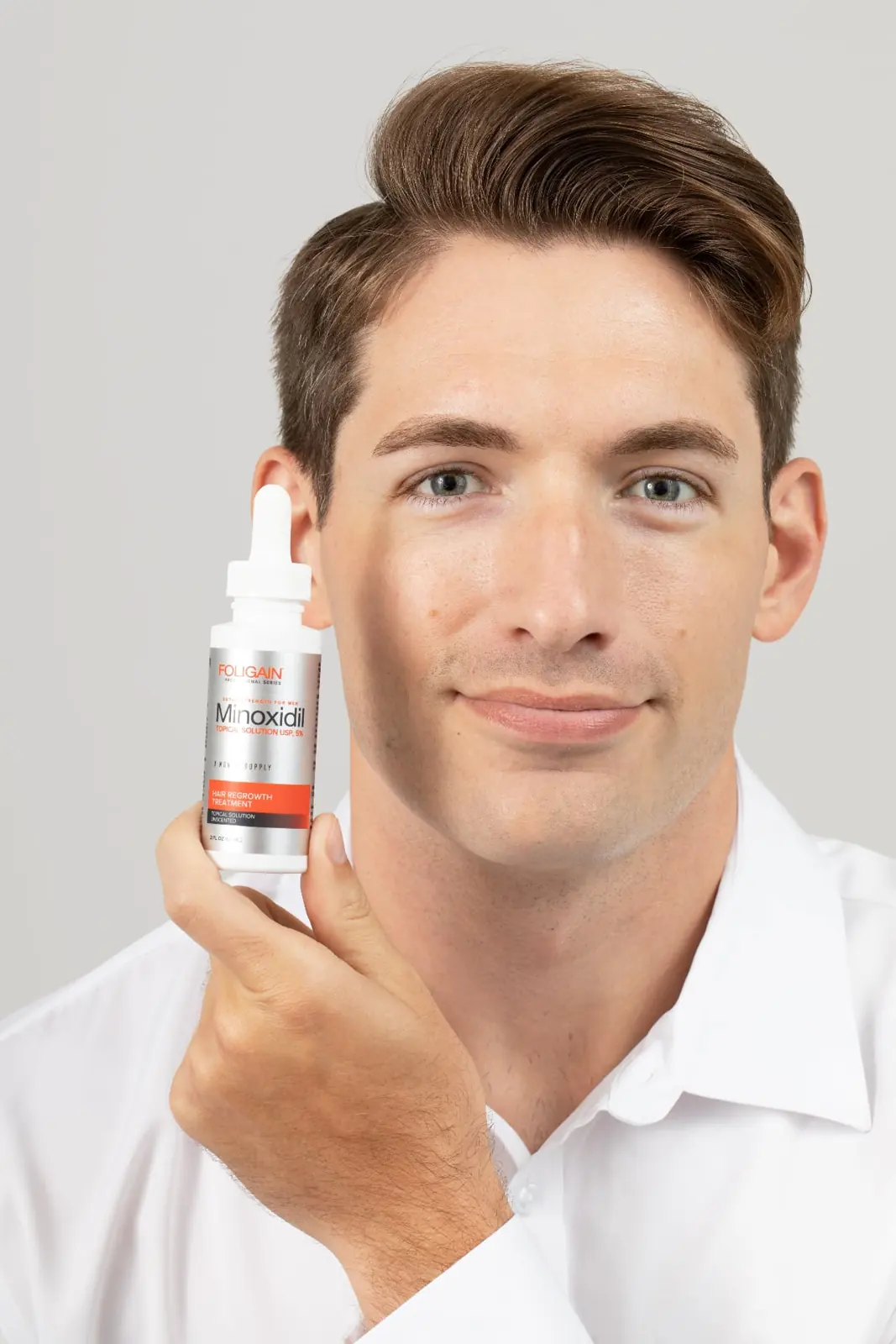 Man holding FOLIGAIN® Minoxidil for men